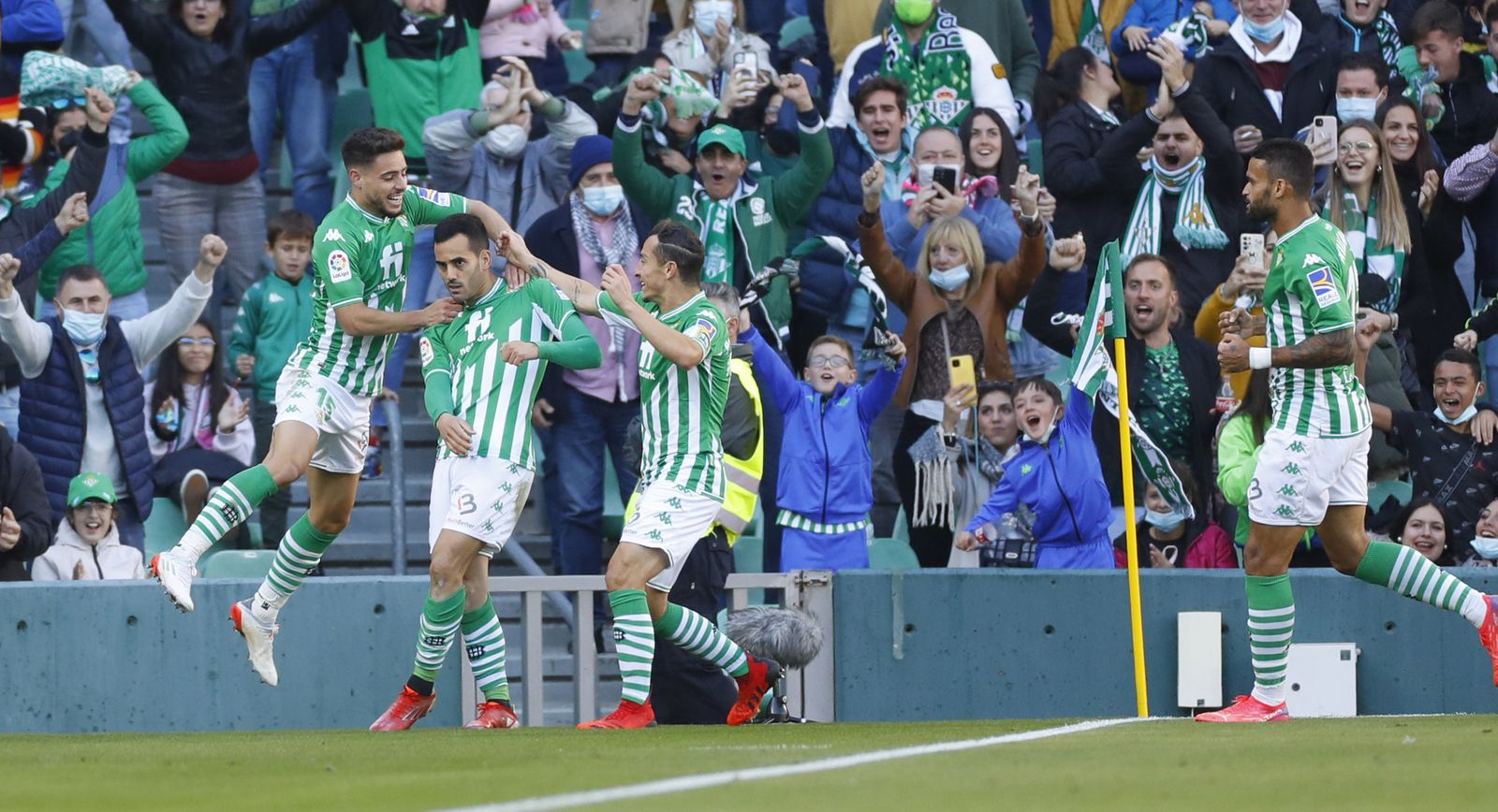 Álex Moreno y Guardado felicitan a Juanmi tras un gol.