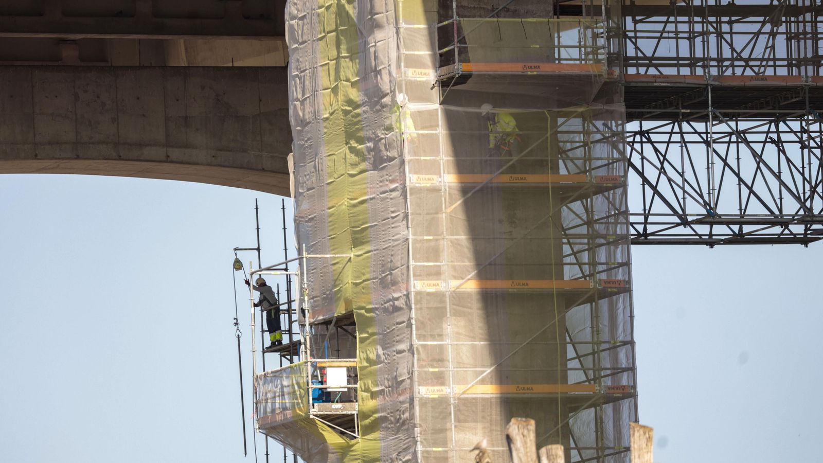 Más actividad de andamios en el puente.