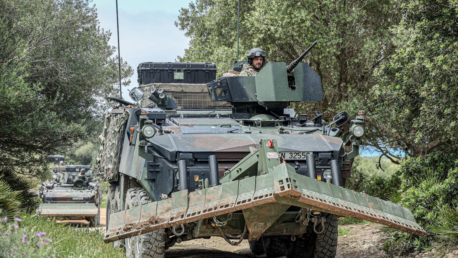 Fuerzas Armadas: Así se adiestran los equipos de desactivación de explosivos en Cádiz