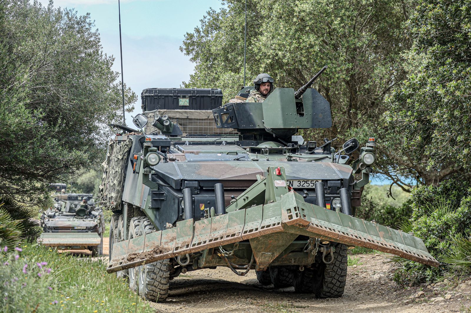 Fuerzas Armadas: Así se adiestran los equipos de desactivación de explosivos en Cádiz