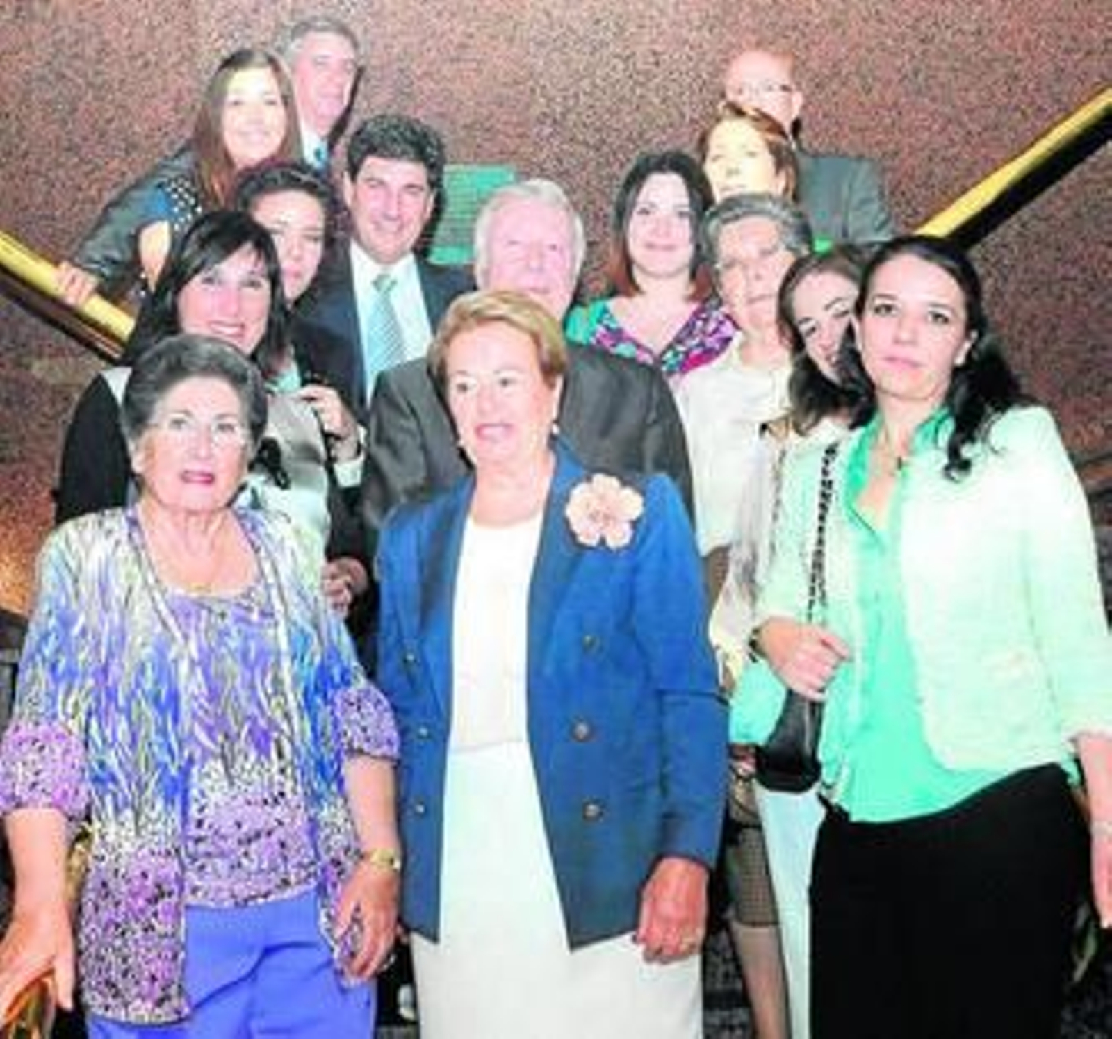 José Luis García Palacios y su mujer, Pilar Álvarez, tras descubrir la placa.