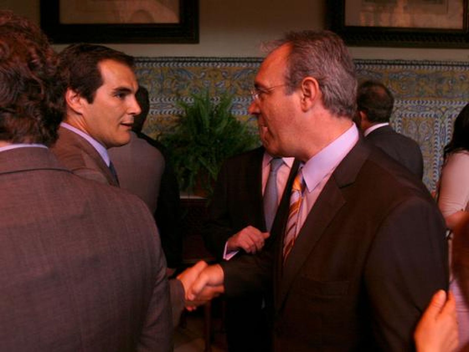 El candidato del PP, José Antonio Nieto, y el del PSOE, Juan Pablo Durán, se saludan antes del foro.