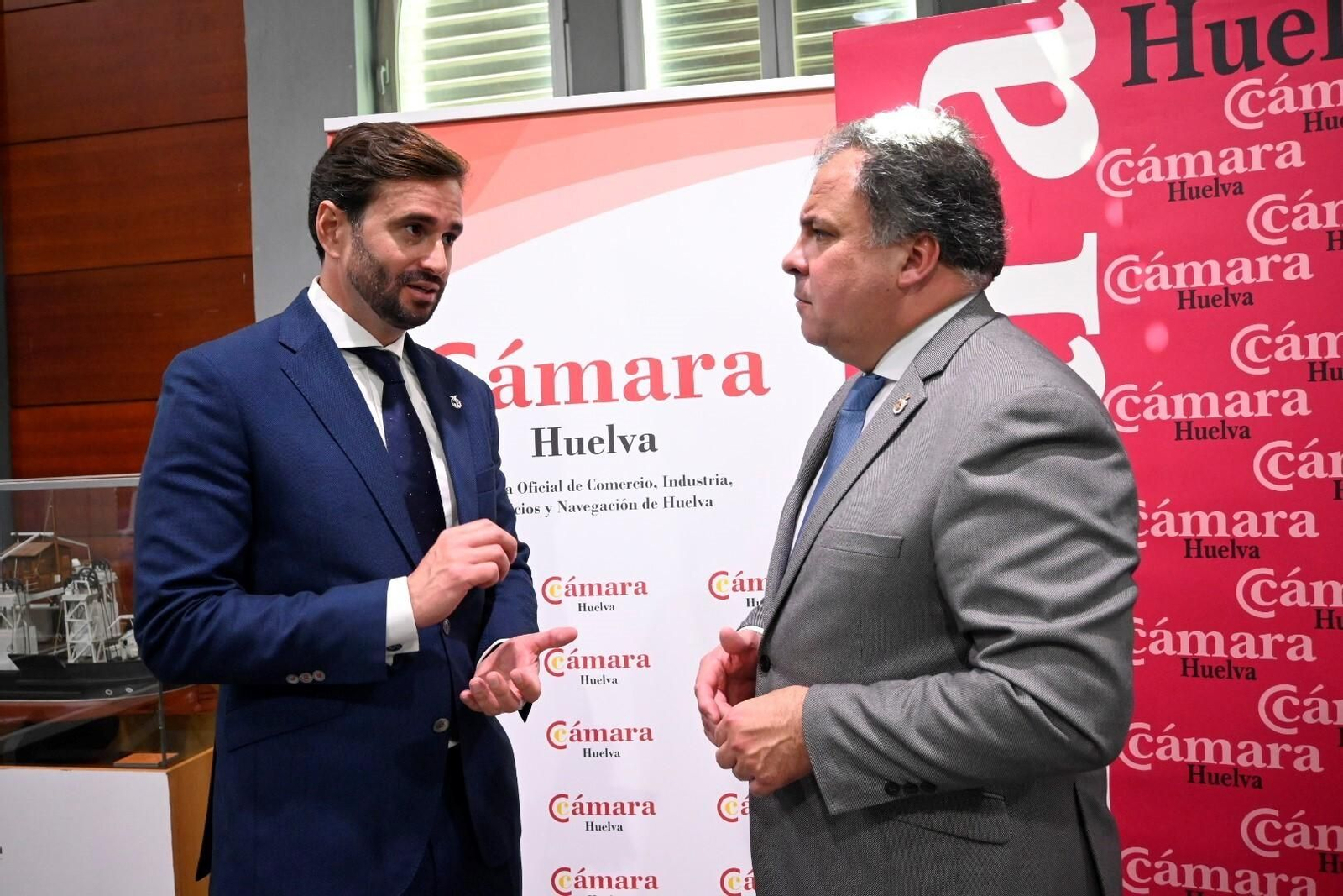 A la izquierda, el presidente de la Cámara de Comercio de Huelva.