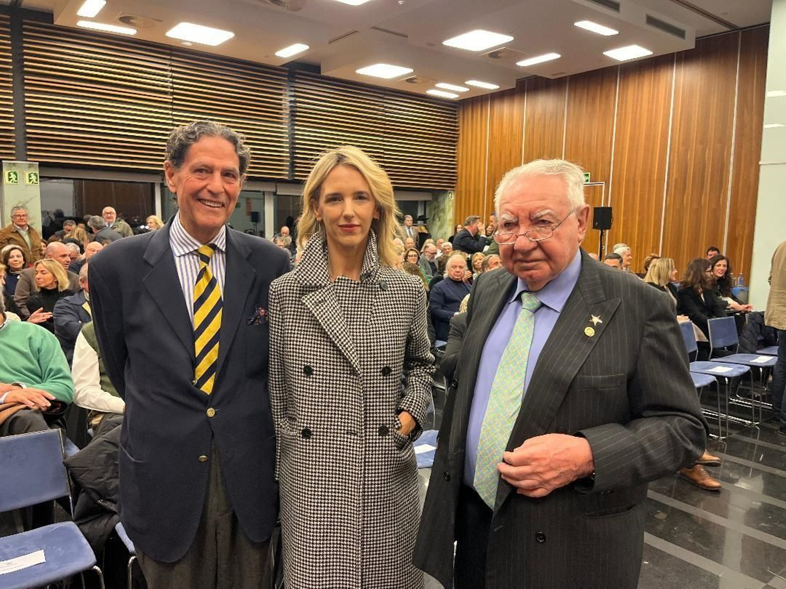 Imágenes de la entrega de un premio a Cayetana Álvarez de Toledo en Cádiz