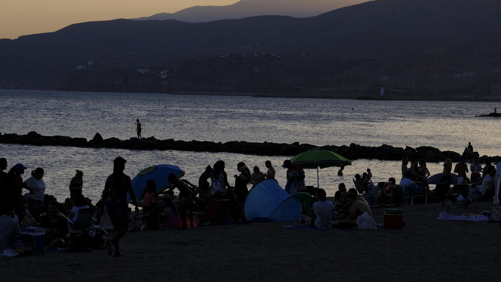 Imágenes de las hogueras de la Noche de San Juan en Almería capital