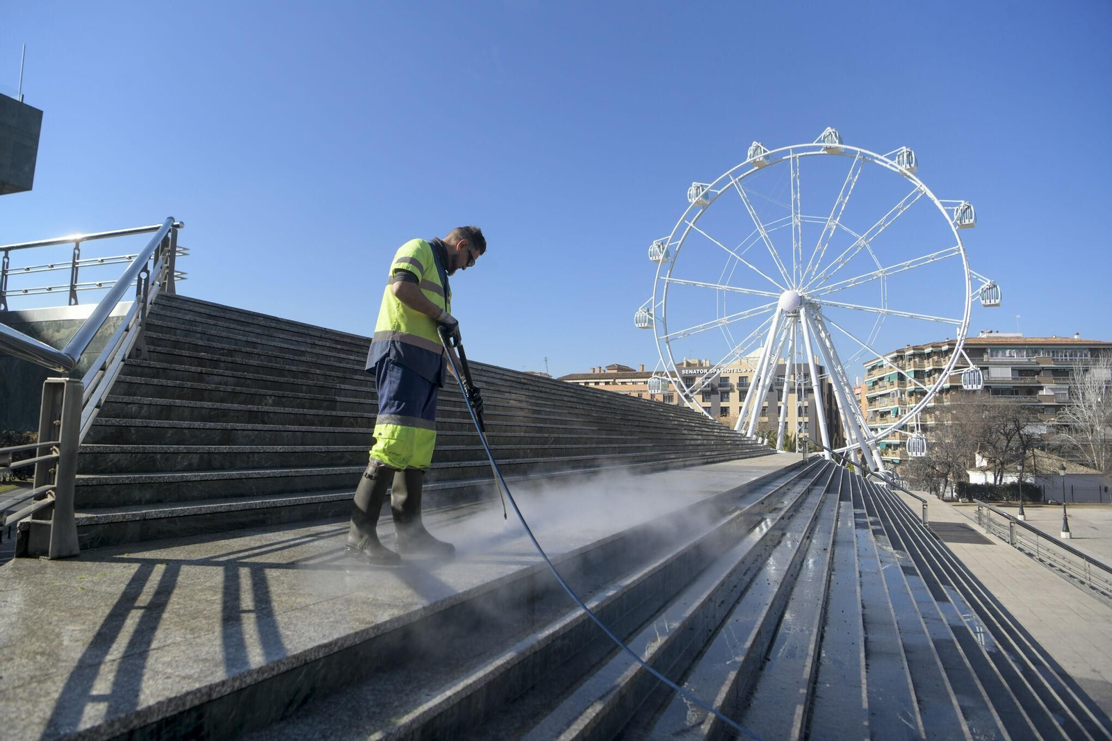 Labores de limpieza en las escaleras del Palacio de Congresos el pasado febrero.