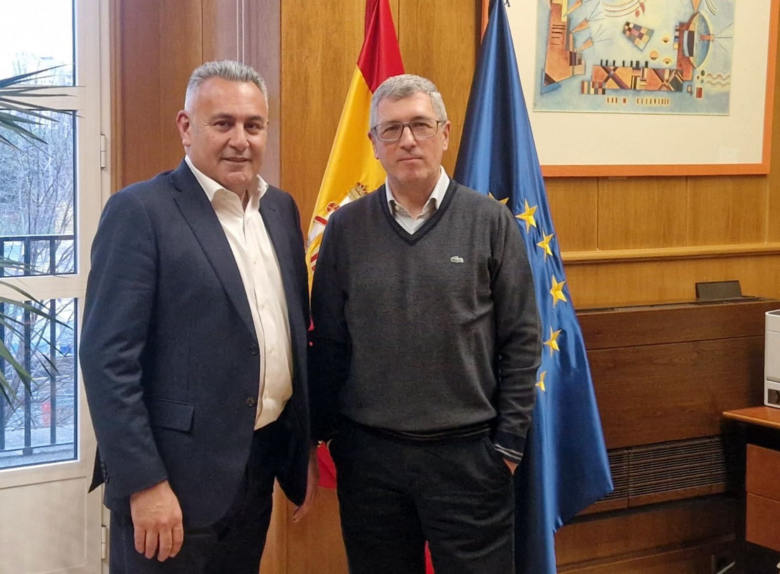 El alcalde de Isla Cristina, Jenaro Orta (i), en su encuentro de este martes en Madrid con el secretario de Estado de Medio Ambiente, Hugo Morán