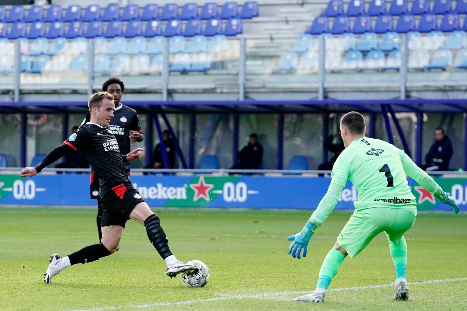 El alemán Mario Götze, que debutó el pasado fin de semana anotando un gol, es el jugador más conocido del PSV.