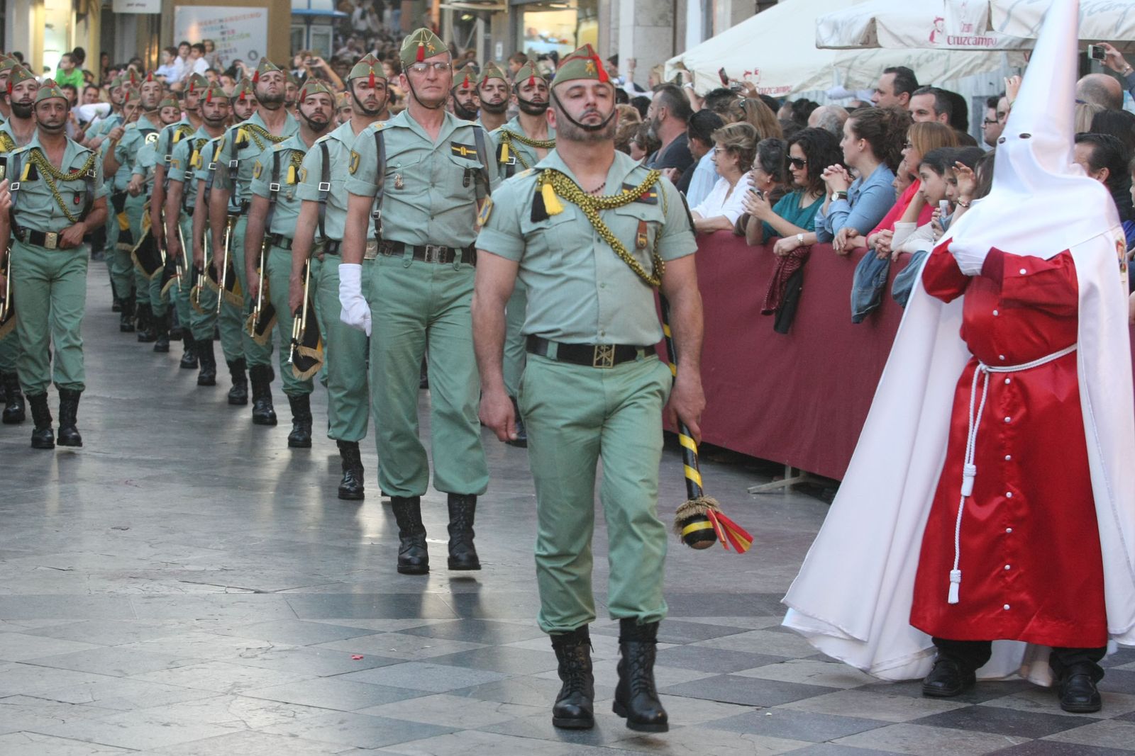 Desfile de legionario, con la Hermandad de Columna el Lunes Santo.