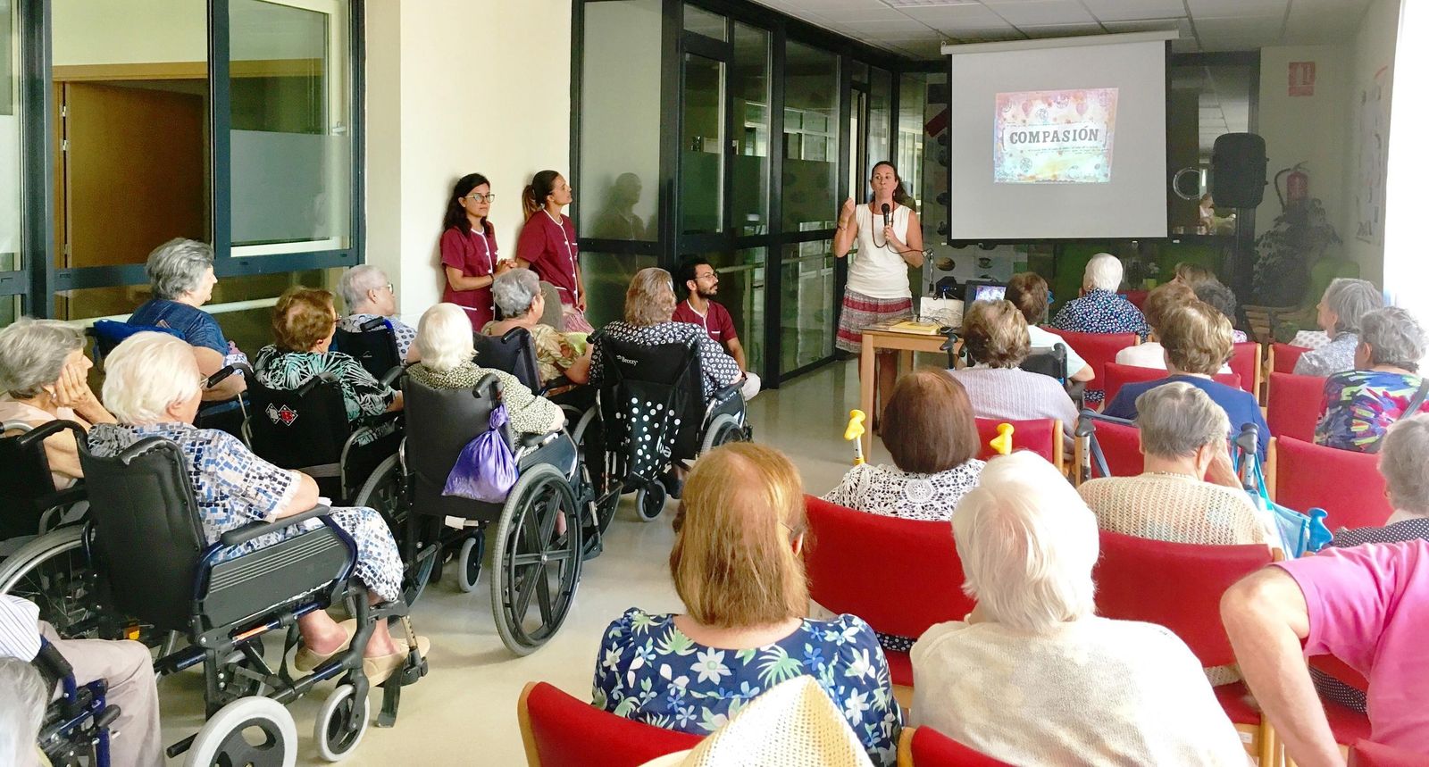 Usuarios y personal de la residencia que participaron en la actividad.