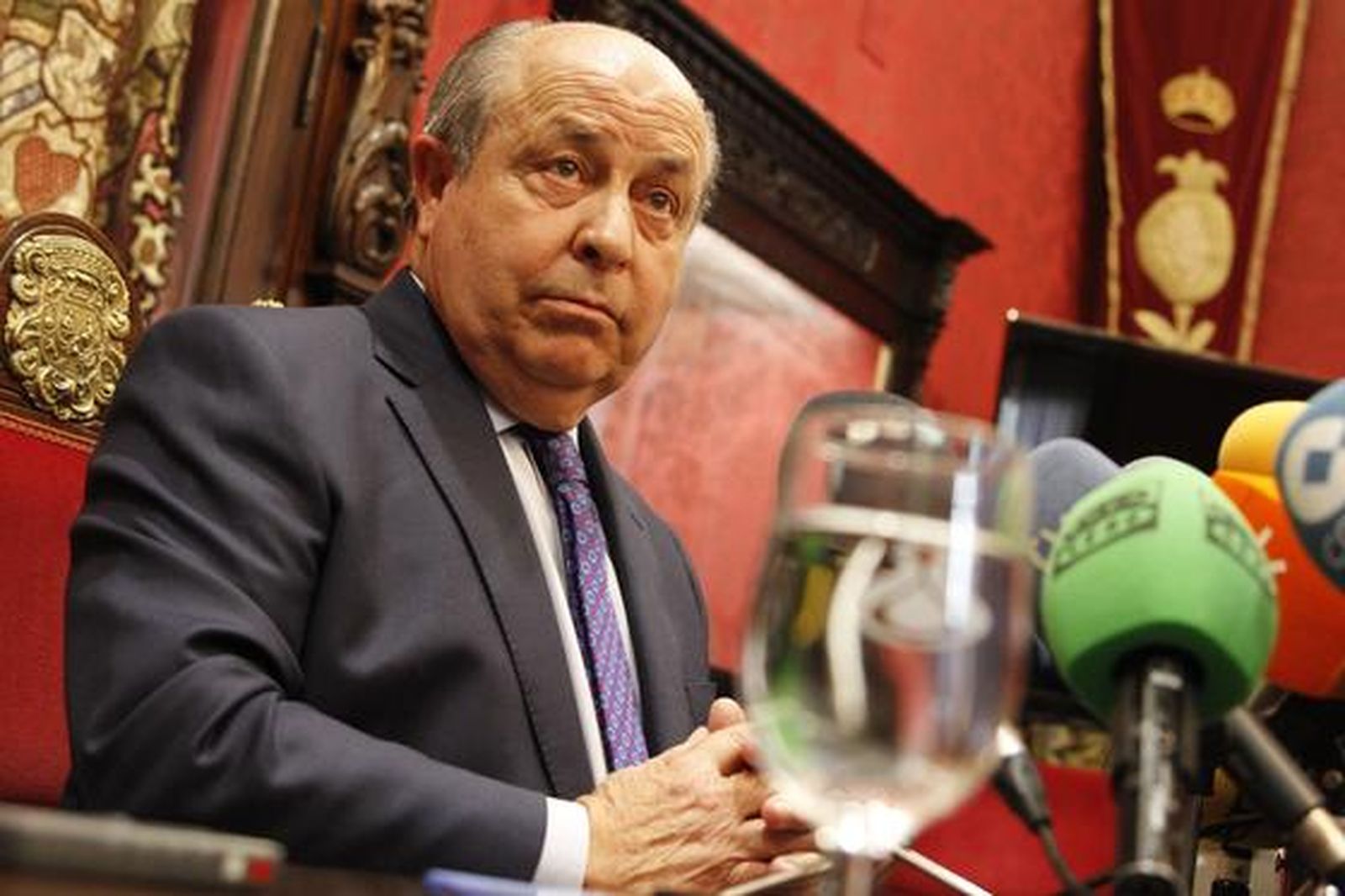 El PP intenta a la desesperada salvar la Alcaldía de Granada con tres ...