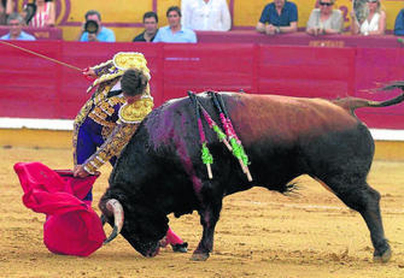 El Juli, en un remate por bajo en la plaza de toros de Badajoz.