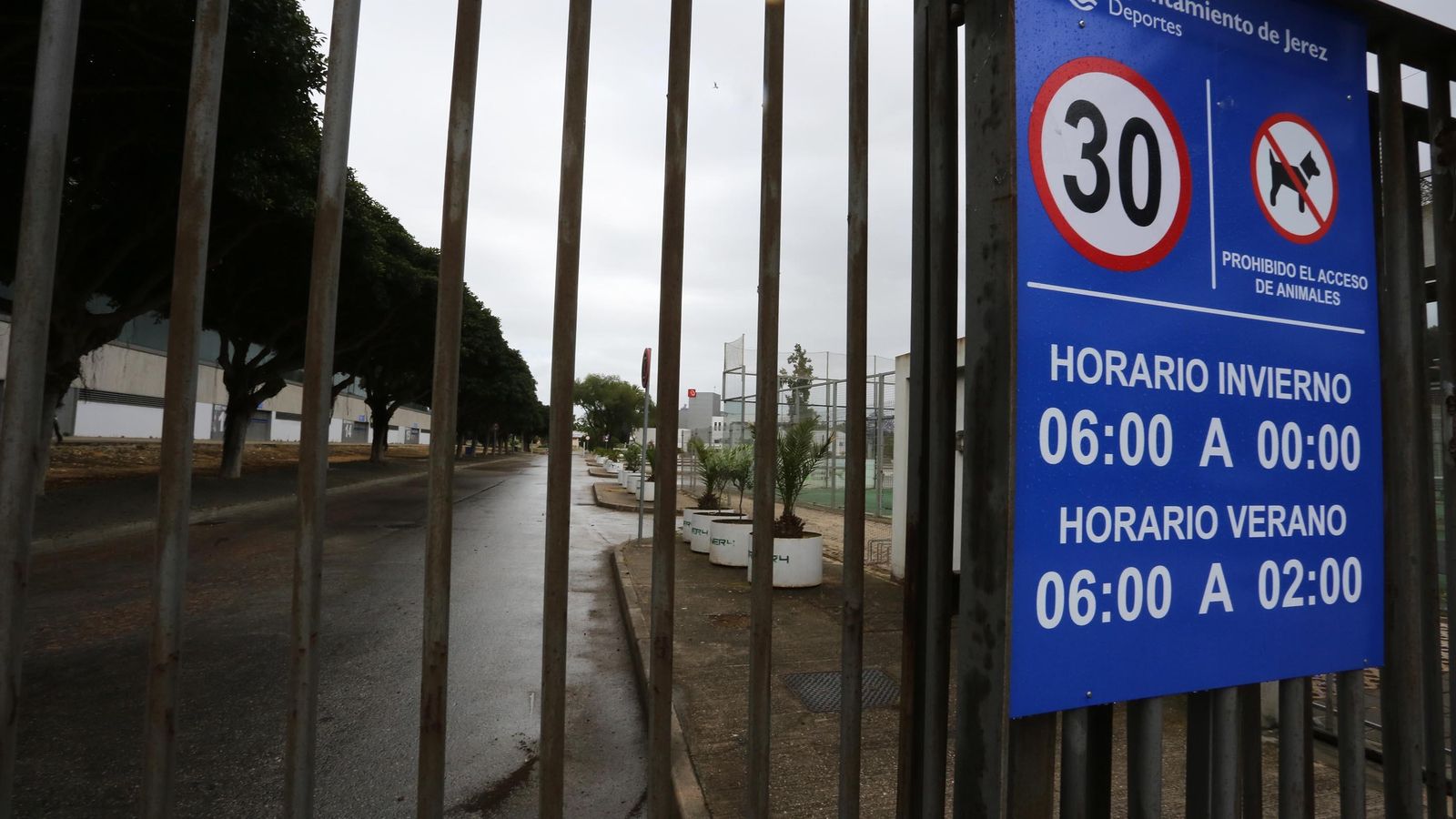 El horario de la Pradera y las pistas de atletismo del anexo Pepe Ravelo durante la Fase 1 es de 07:30 a 22:00 horas; en el acceso sigue figurando el habitual anterior al coronavirus.