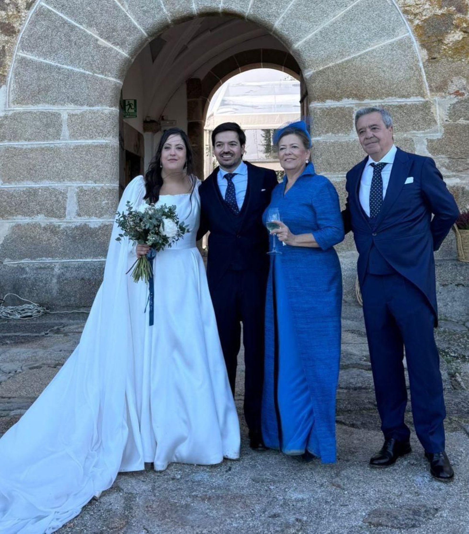 Ester González Fernández y Javier Holgado Felipe posan junto a Alejandro Holgado y María José Felipe durante la celebración de la boda en el Castillo de Arguijuela, en Cáceres.
