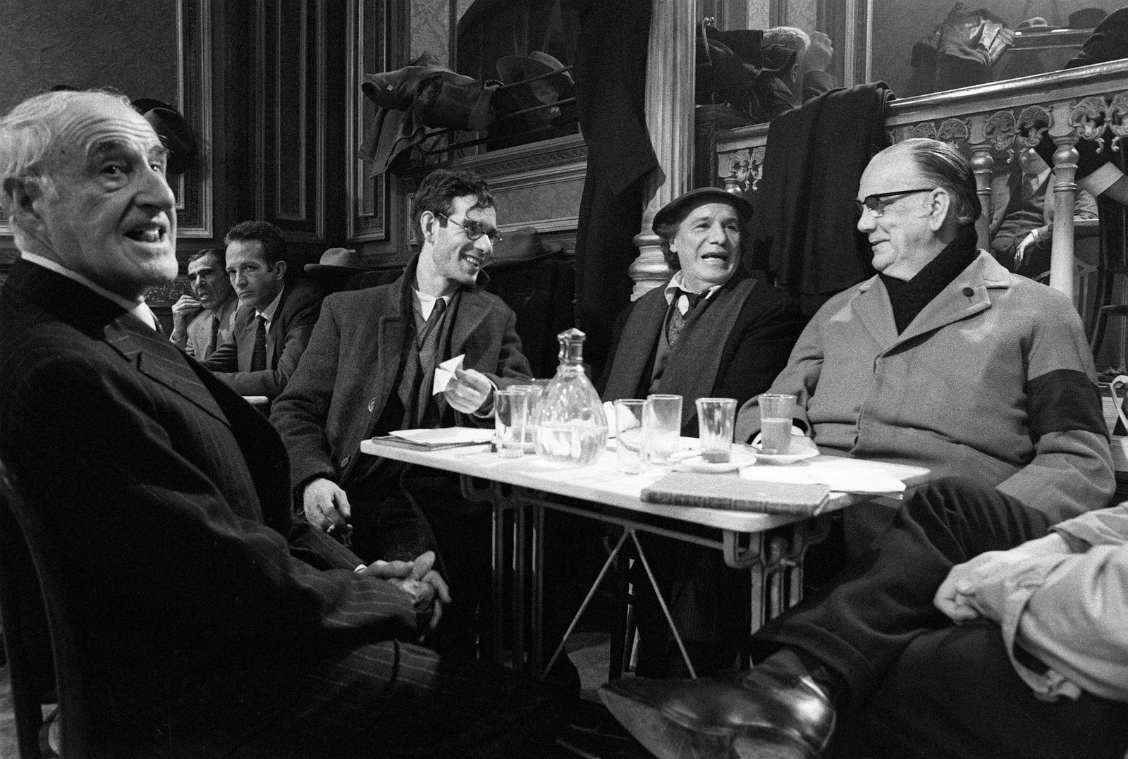 1. Cela en el rodaje de la versión cinematográfica de 'La colmena'. 2. En la ceremonia del Nobel. 3. Como joven escritor. 4. El manuscrito que se conserva en la Bilioteca Nacional.