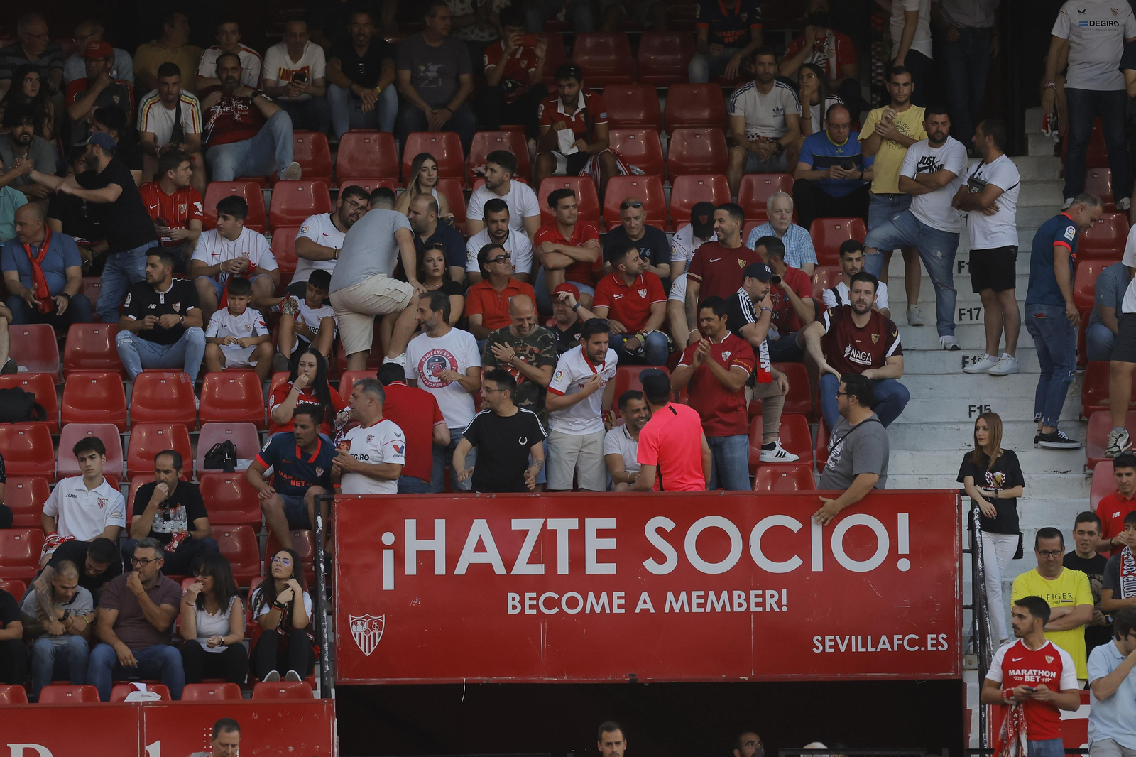 Búscate en las fotos del Sevilla-Girona