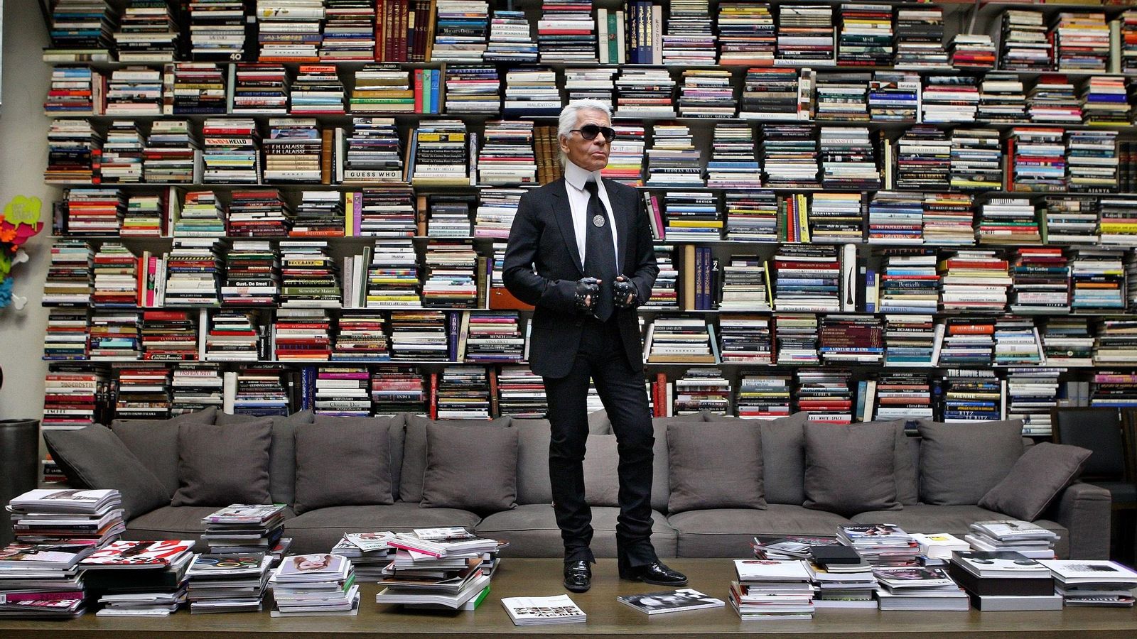 Karl Lagerfeld posando delante de unas de sus famosas librerías horizontales. Karl Lagerfeld posando delante de unas de sus famosas librerías horizontales.