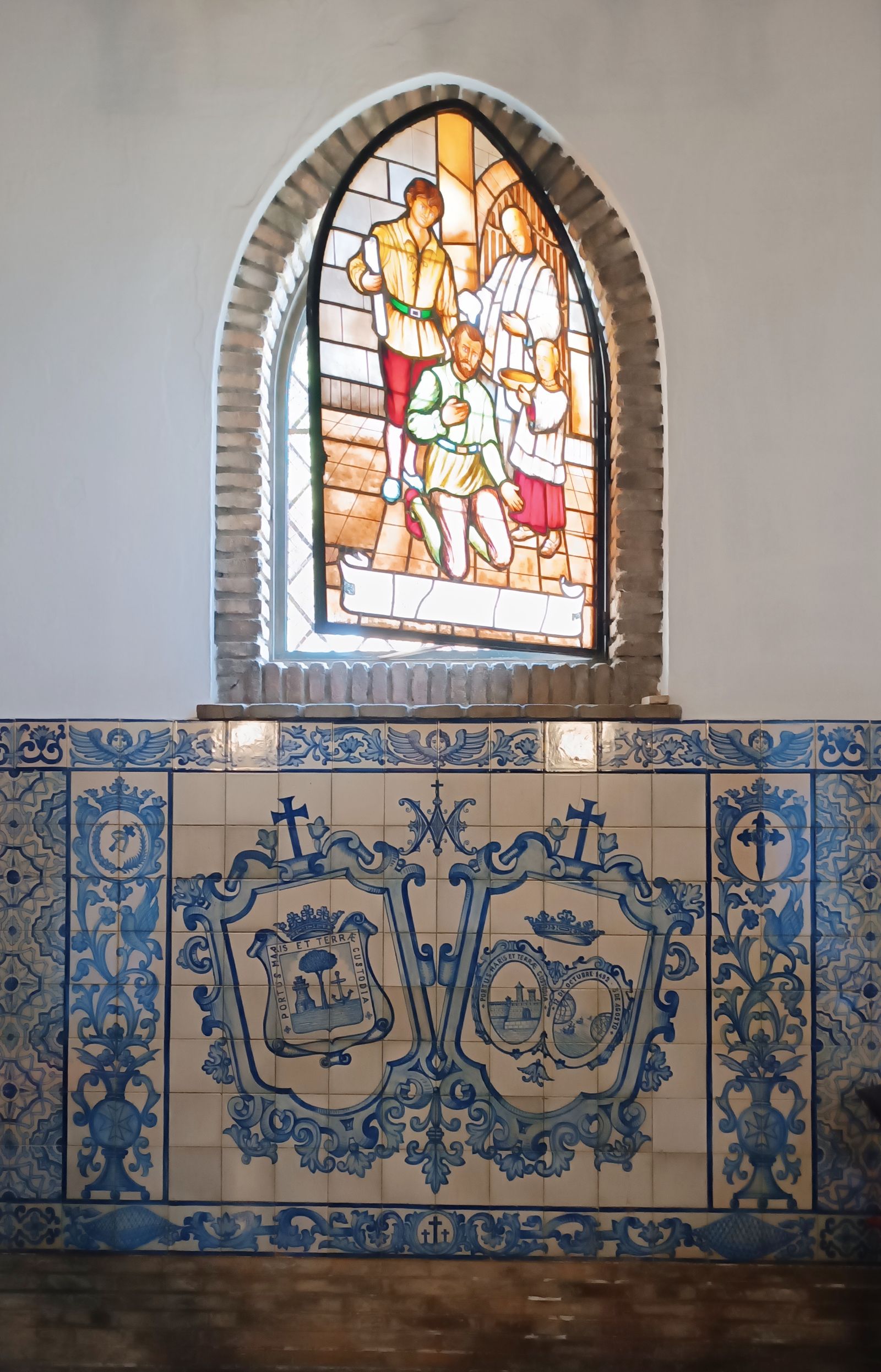 El interior de la iglesia con los azulejos del Ayuntamiento y la Diputación de Huelva.