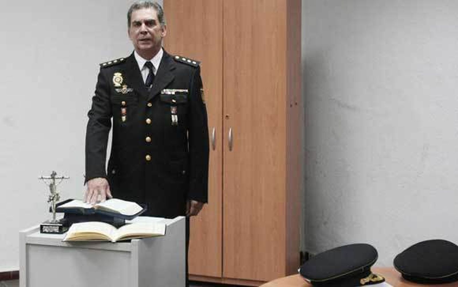 Adolfo Castaño, durante su juramento al tomar posesión como comisario de La Línea. /Paco Guerrero