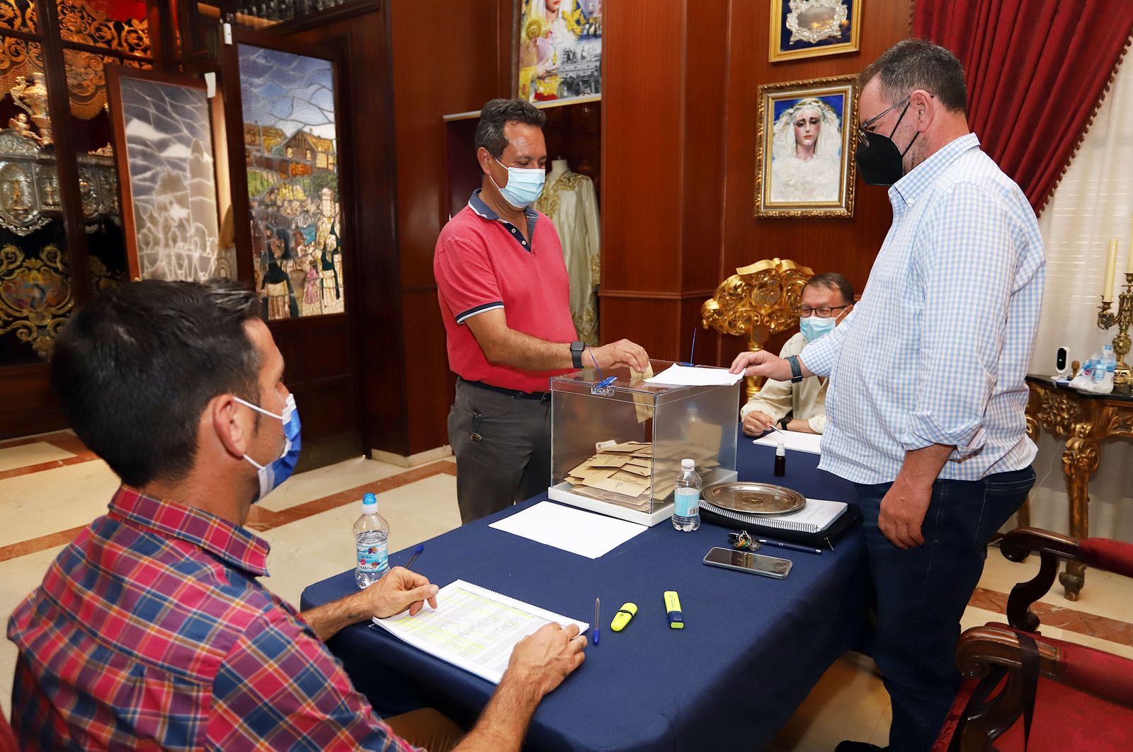 Tomás Díaz García, en el momento de votar.