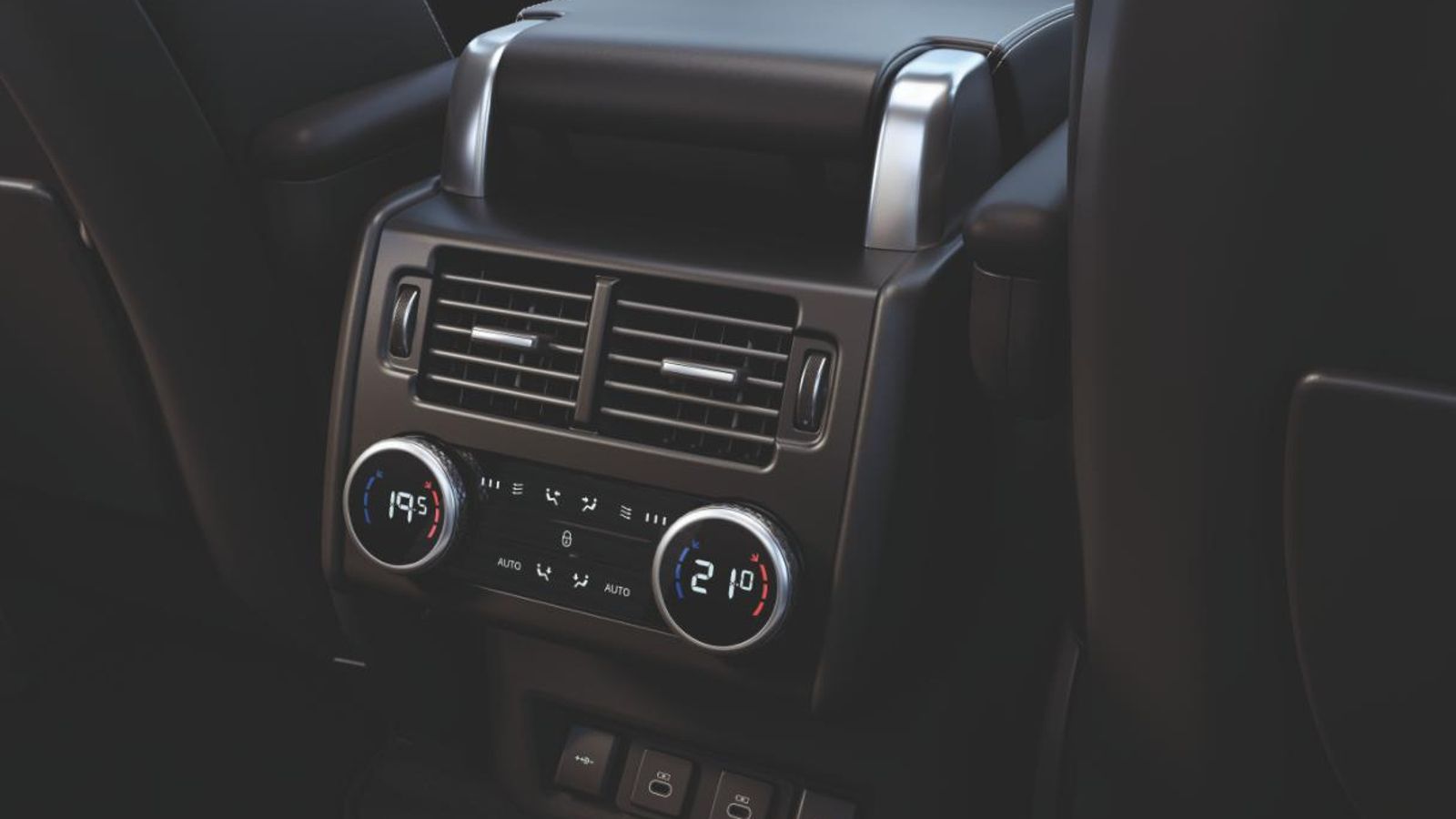 Las salidas de aire para las plazas traseras se sitúan ahora en la consola central, junto a los diferentes puntos de conexión eléctrica.
