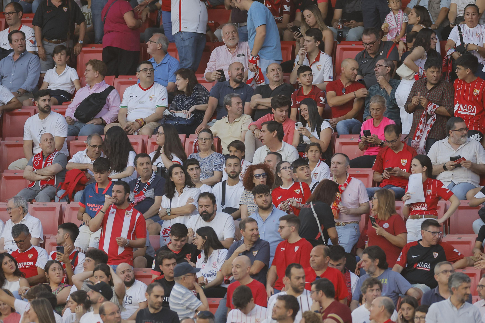 Búscate en las fotos del Sevilla-Girona