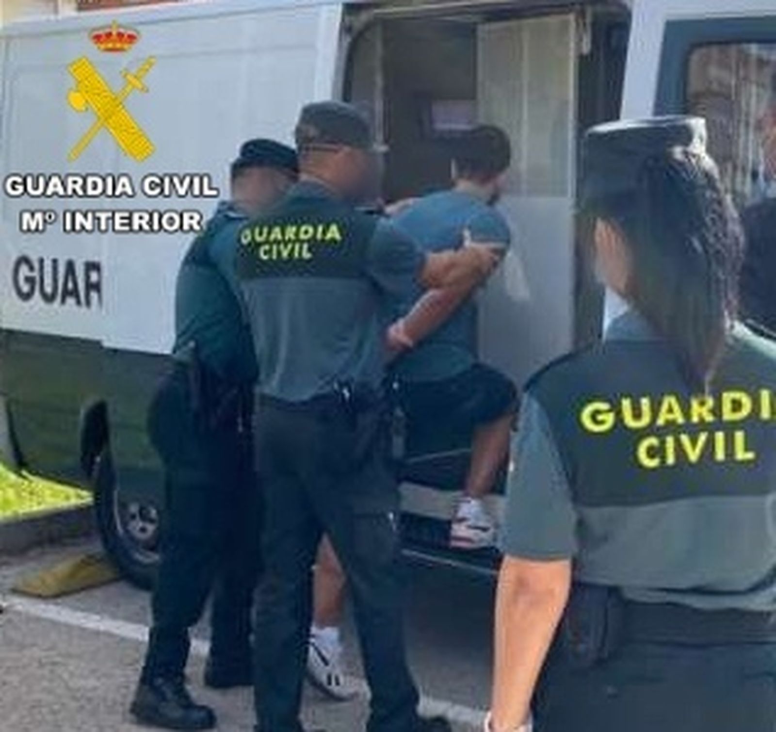 El detenido escoltado por la Guardia Civil.