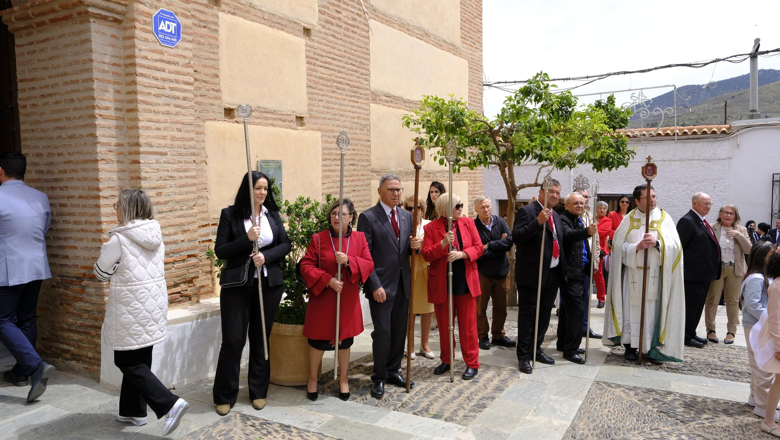 Imágenes de la procesión y paella solidaria en las Fiestas de Abla
