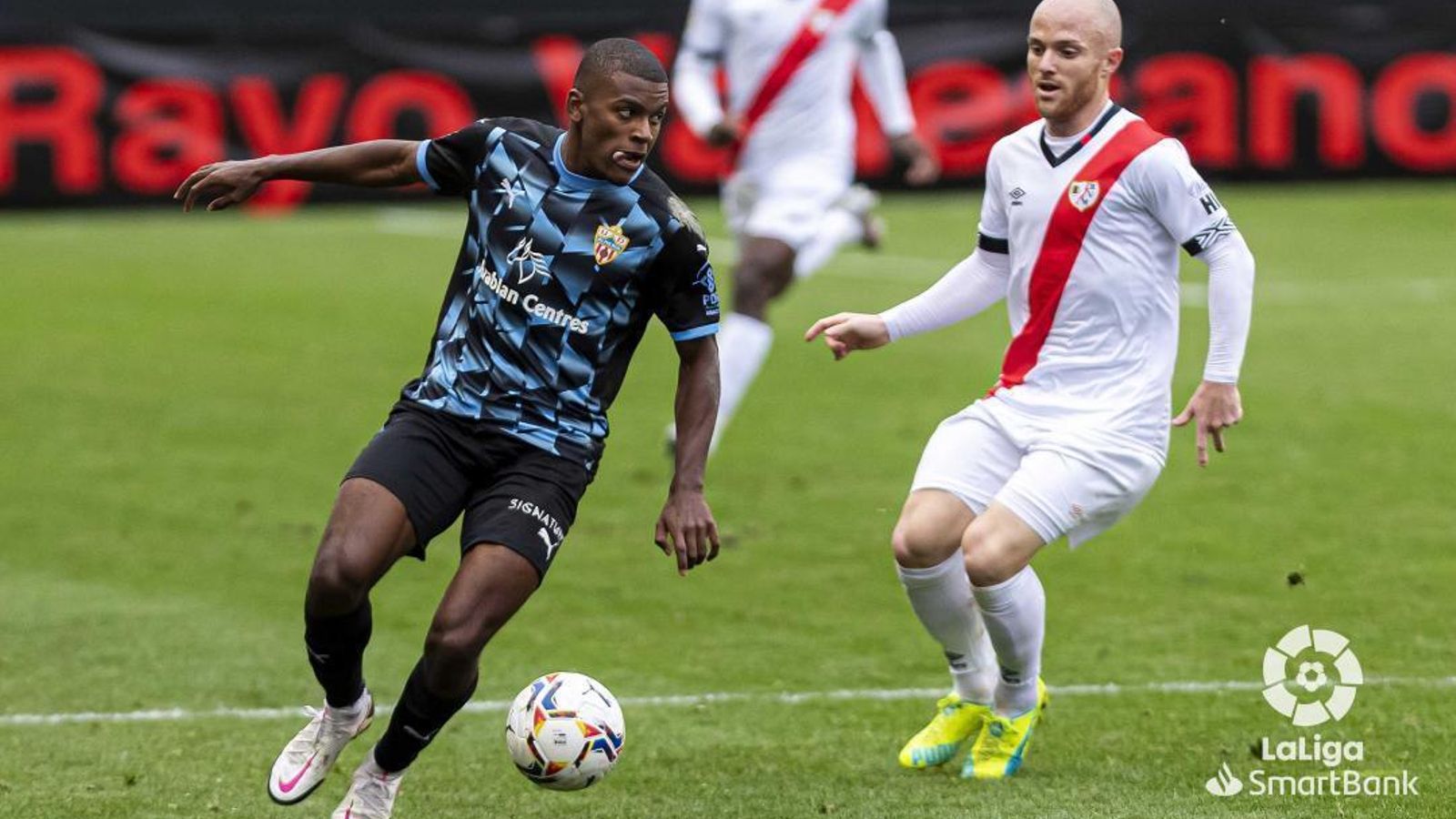 El exrayista Sergio Akieme controla ante Isi Palazón