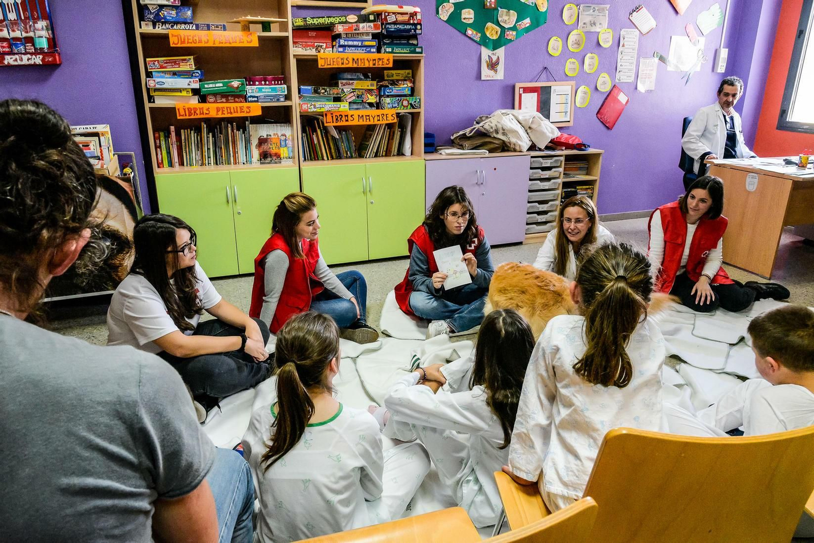 Los niños proceden a escuchar y leer un cuento.