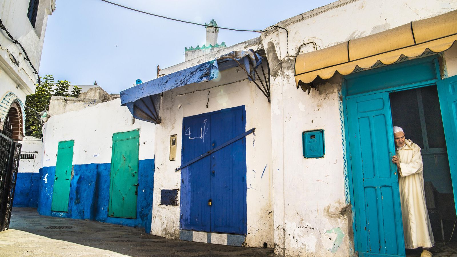 Asilah se caracteriza por la potencia de su luz tan blanca. Es fácil perderse entre sus callejuelas para observar la vida.
