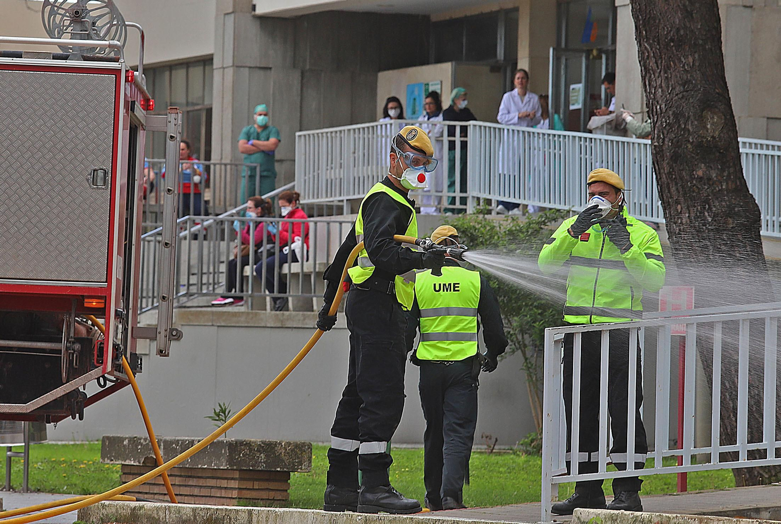 Imágenes de la UME realizando trabajos de limpieza y desinfección en el Hospital Infanta Elena de Huelva