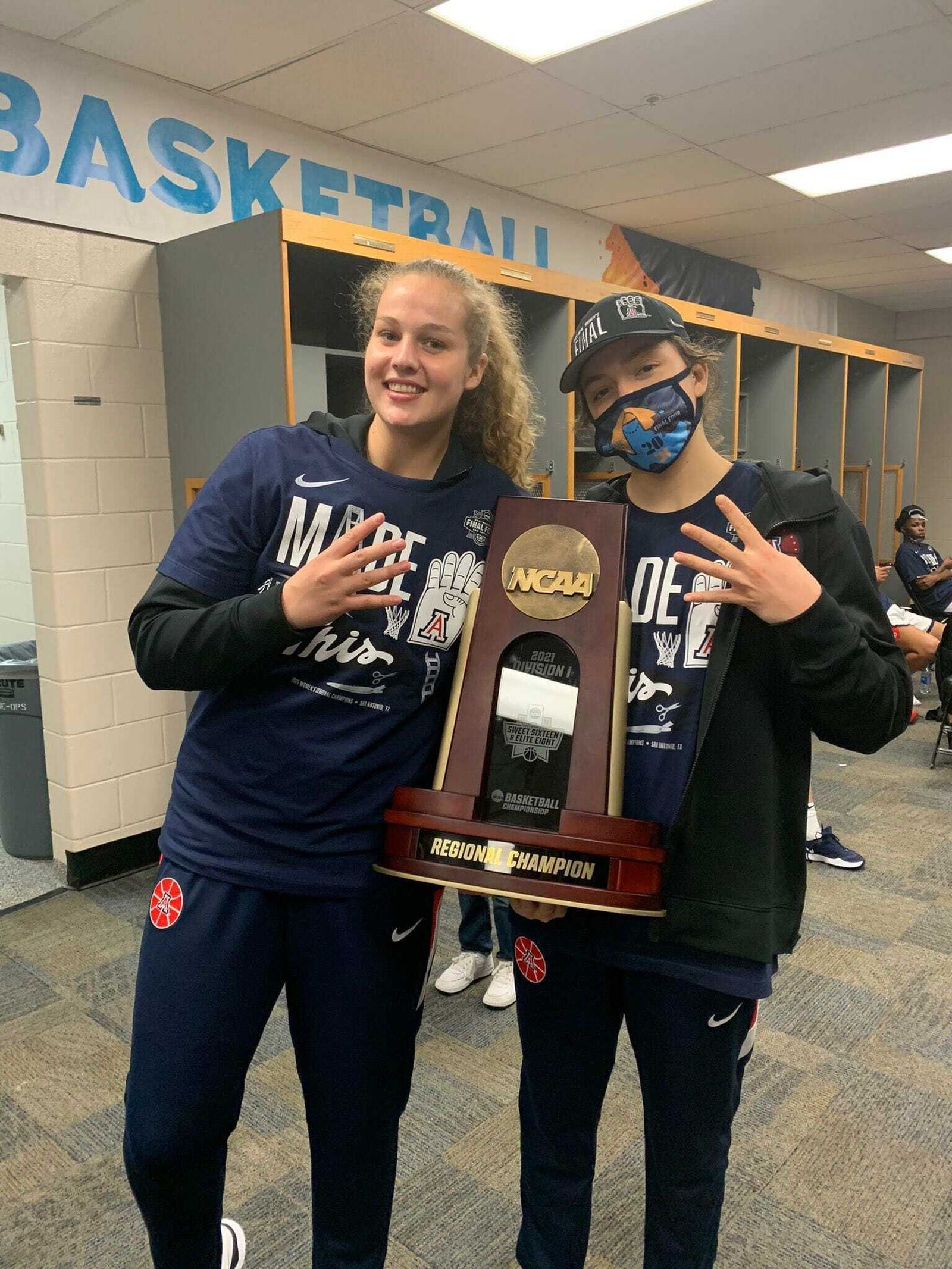 Marta García, a la izquierda, con el trofeo de campeón de conferencia.