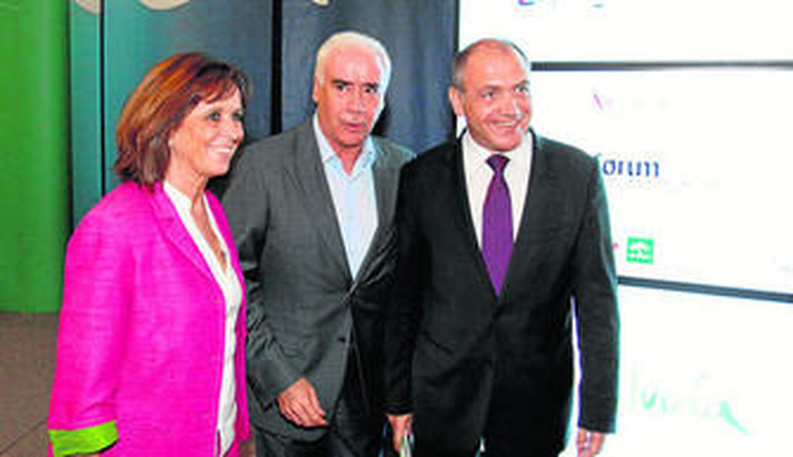 La delegada de la Junta en Málaga, Remedios Martel, el consejero de Turismo, Luciano Alonso y el director general de Turespaña, Antonio Bernabé, ayer.