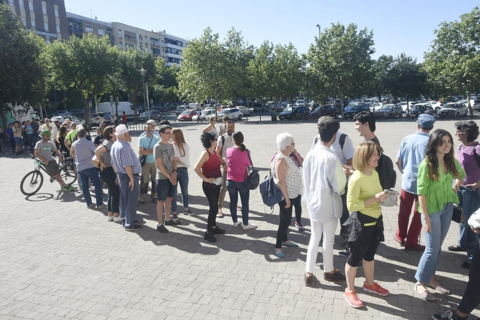Colas para conseguir entradas para Rosalía en la plaza de toros.