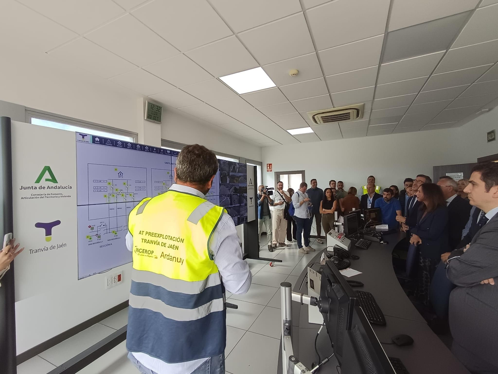 Visita institucional a la sala de control del tranvía de Jaén.