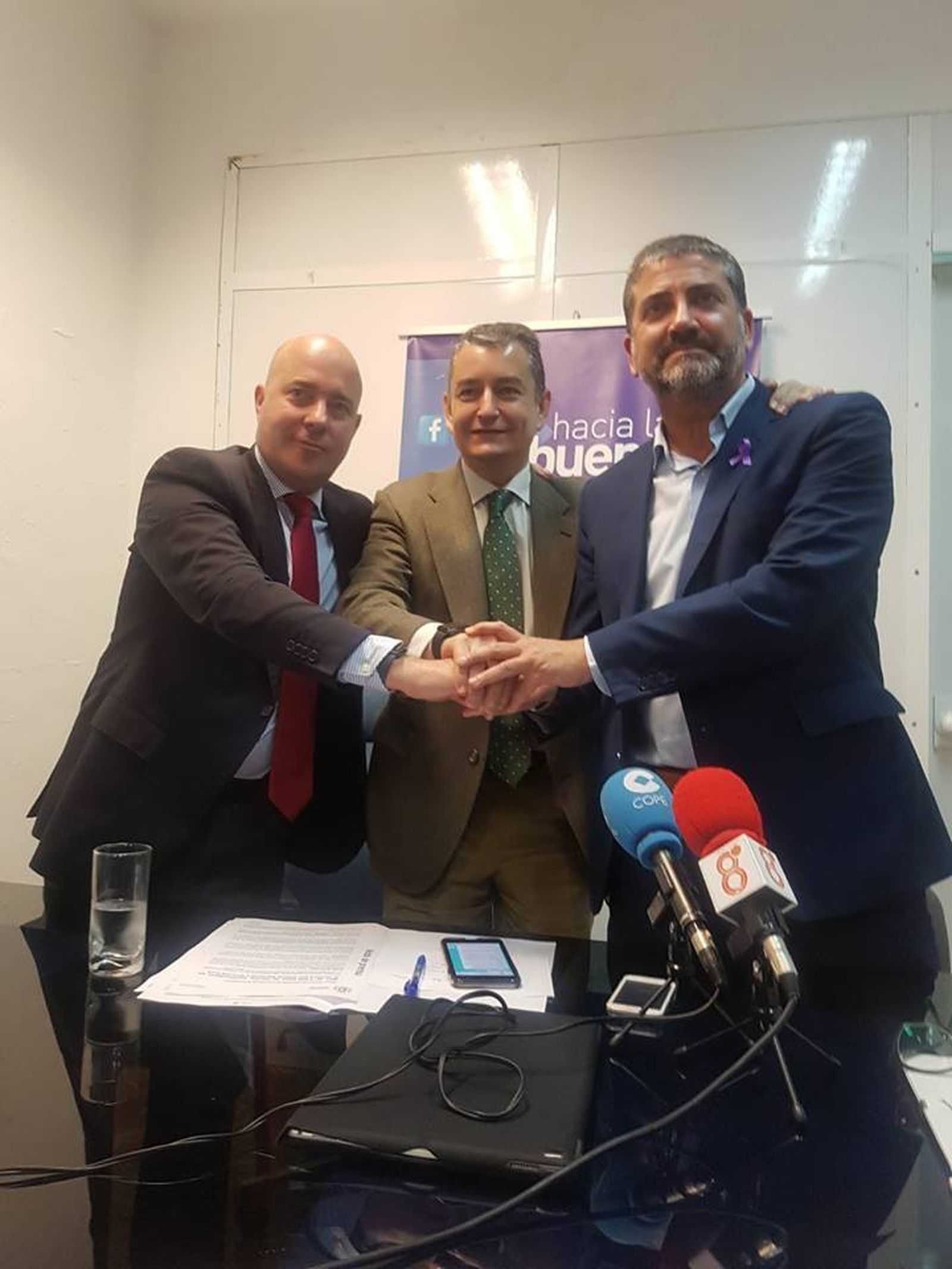 Nacho Macías, Antonio Sanz y Juan Pablo Arriaga, esta tarde en la sede del PP de La Línea.