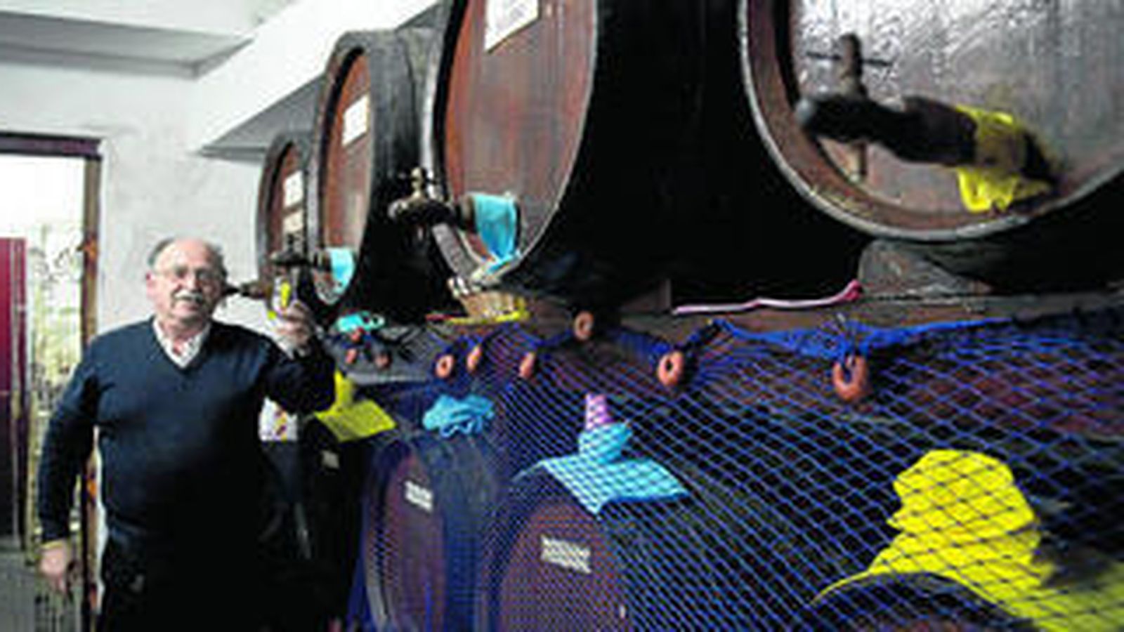 José López, Pepe de la Carbonera con las tradicionales botas de la taberna.