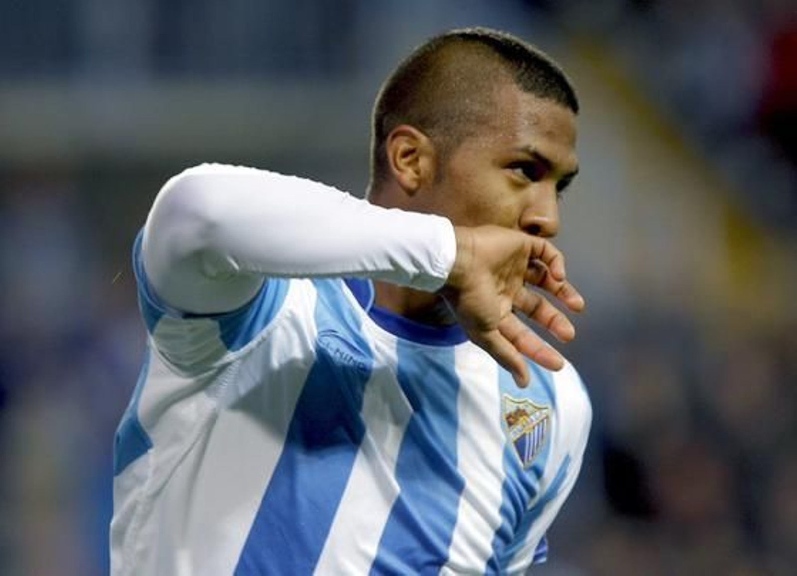 El delantero del Málaga Rondón celebra su primer gol ante el Racing, el tercero para el equipo.

Foto: Jorge Zapata/EFE