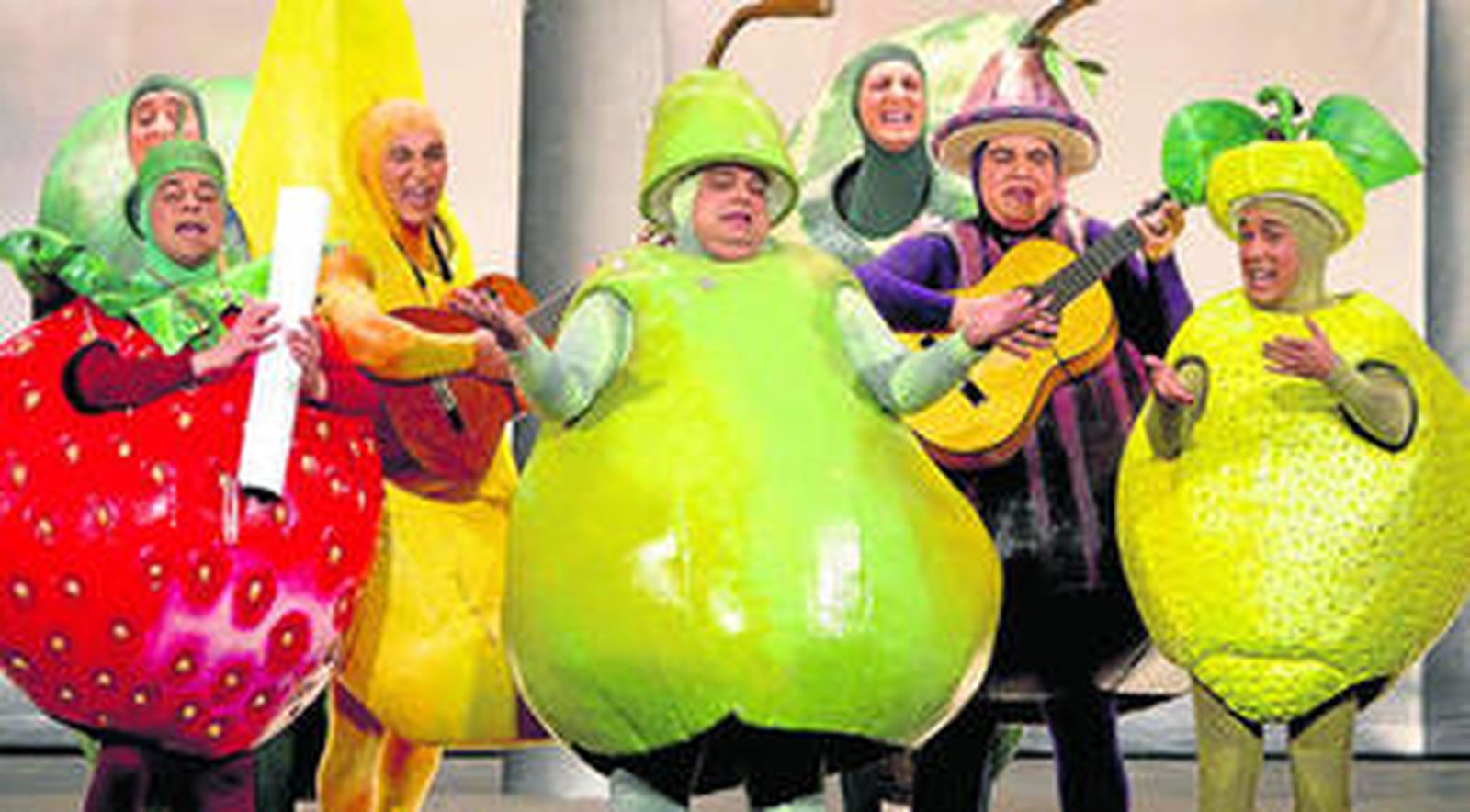 Actuación de la chirigota 'Ricas y Maduras' en el Concurso del Gran Teatro Falla.