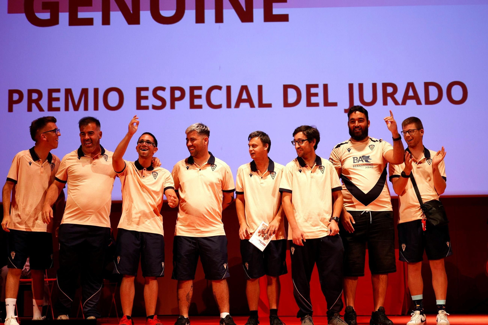 Parte de la plantilla del equipo Cádiz Genuine celebra el galardón sobre el escenario del Palacio de Congresos.