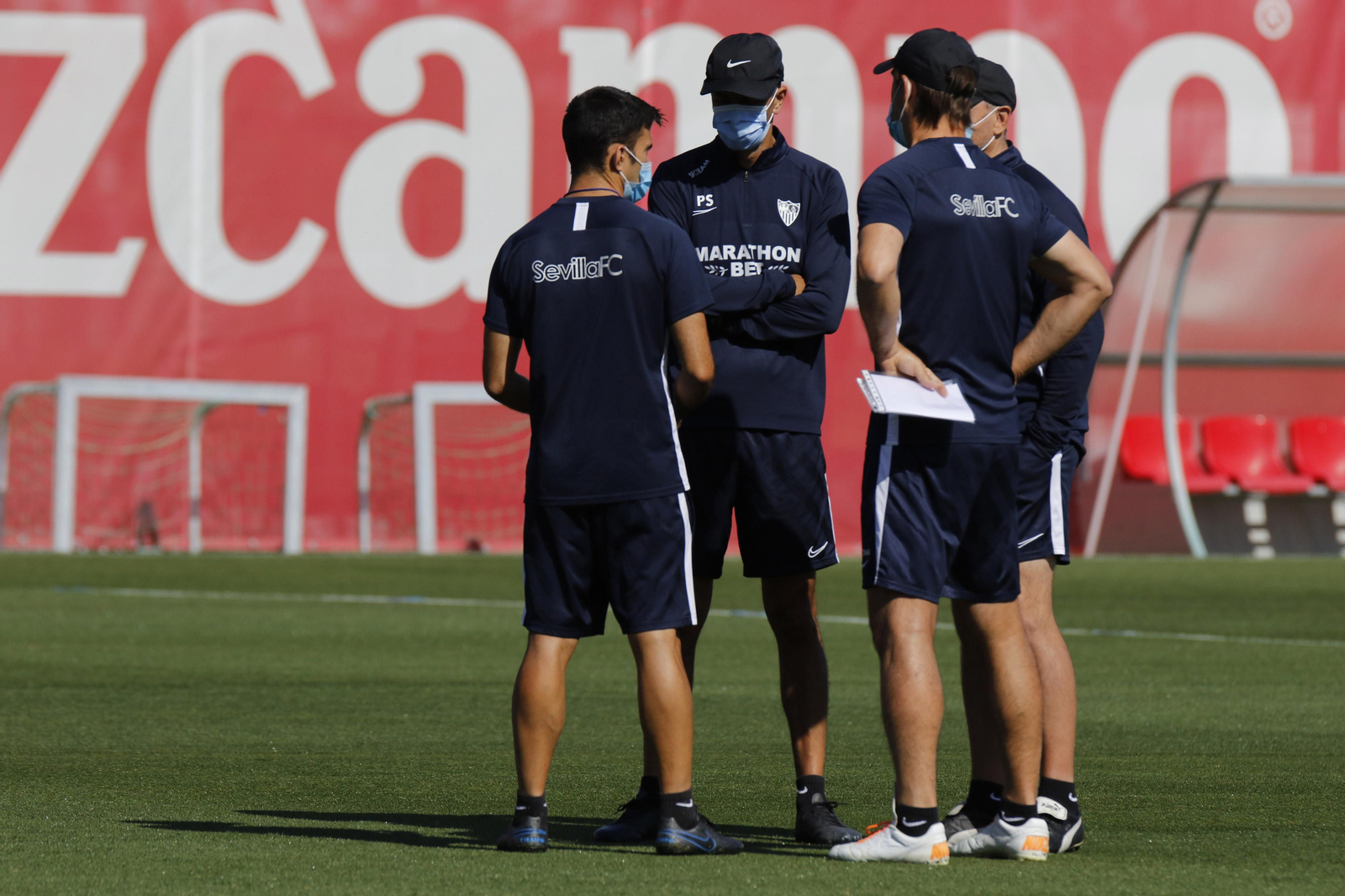 El preparador físico Óscar Caro habla con Pablo Sanz, Vicente Peinado y Julen Lopetegui.