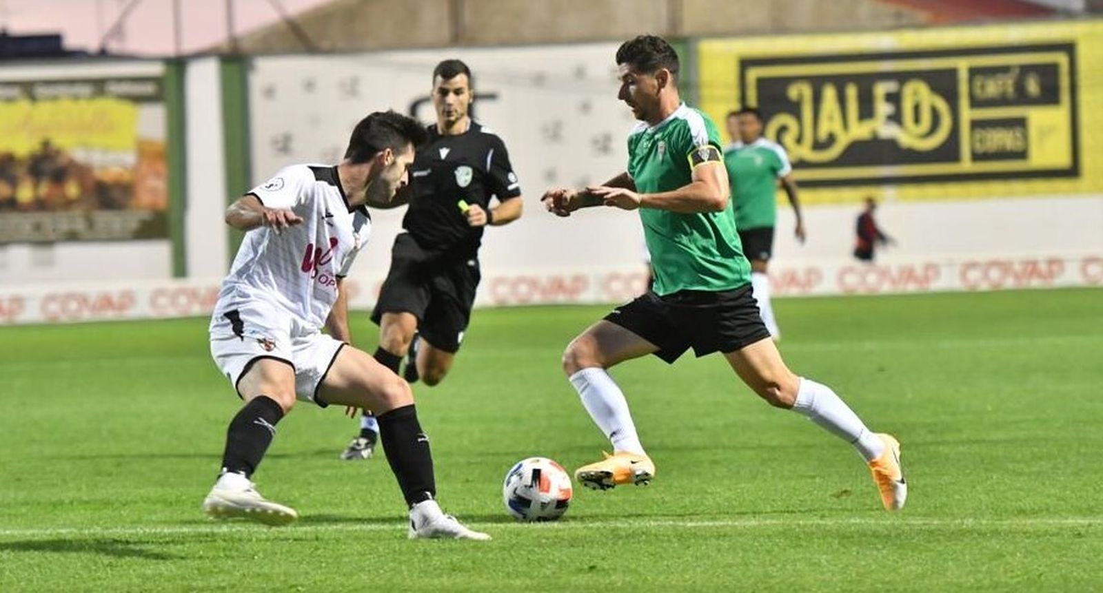 Javi Flores conduce el balón en el último amistoso entre el Córdoba CF y el Pozoblanco.