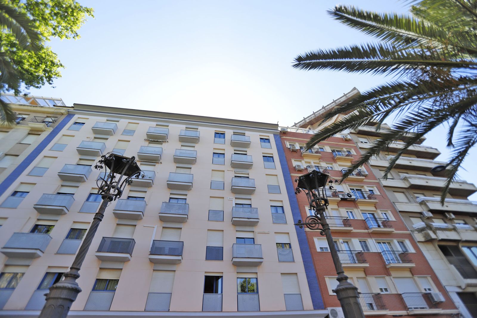 Farolas de las Antiguas oficinas de la línea Huelva-Zafra, hoy delegación de Turismo de la Junta