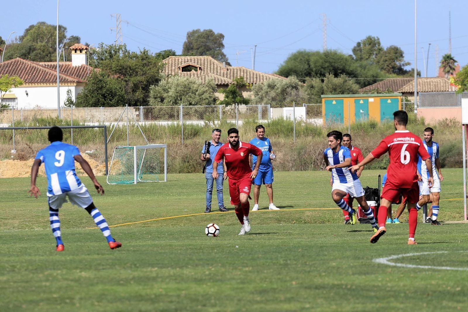 El jugador del Recre Portuense Kevin Bonilla conduce el balón ante los industrialistas Pascu (9) y López.