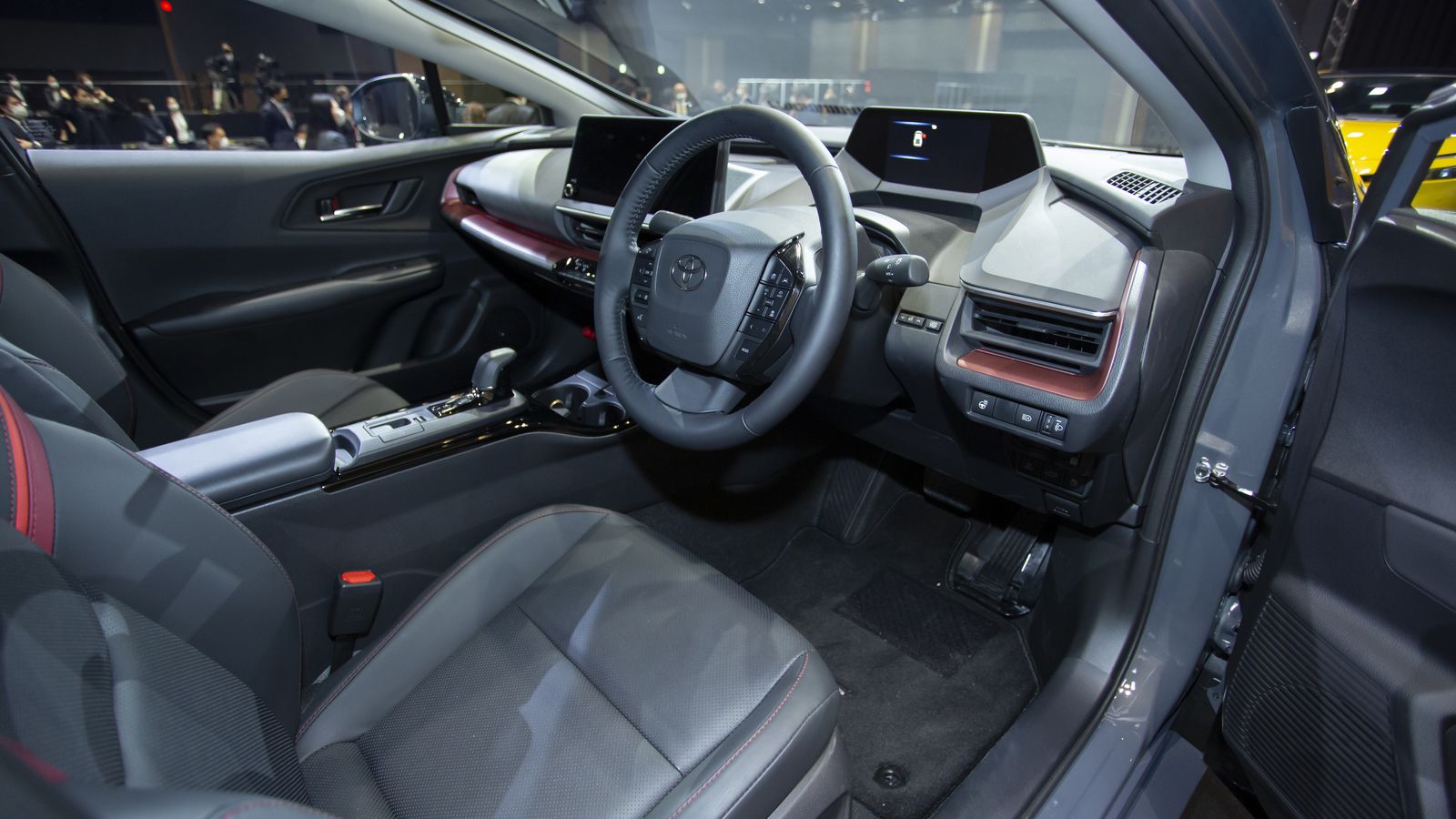 El concepto del salpicadero de "arquitectura de isla" consigue ganar espacio en el habitáculo. La instrumentación tiene una pantalla de 7” y el sistema de infoentretenimiento una de 12”.