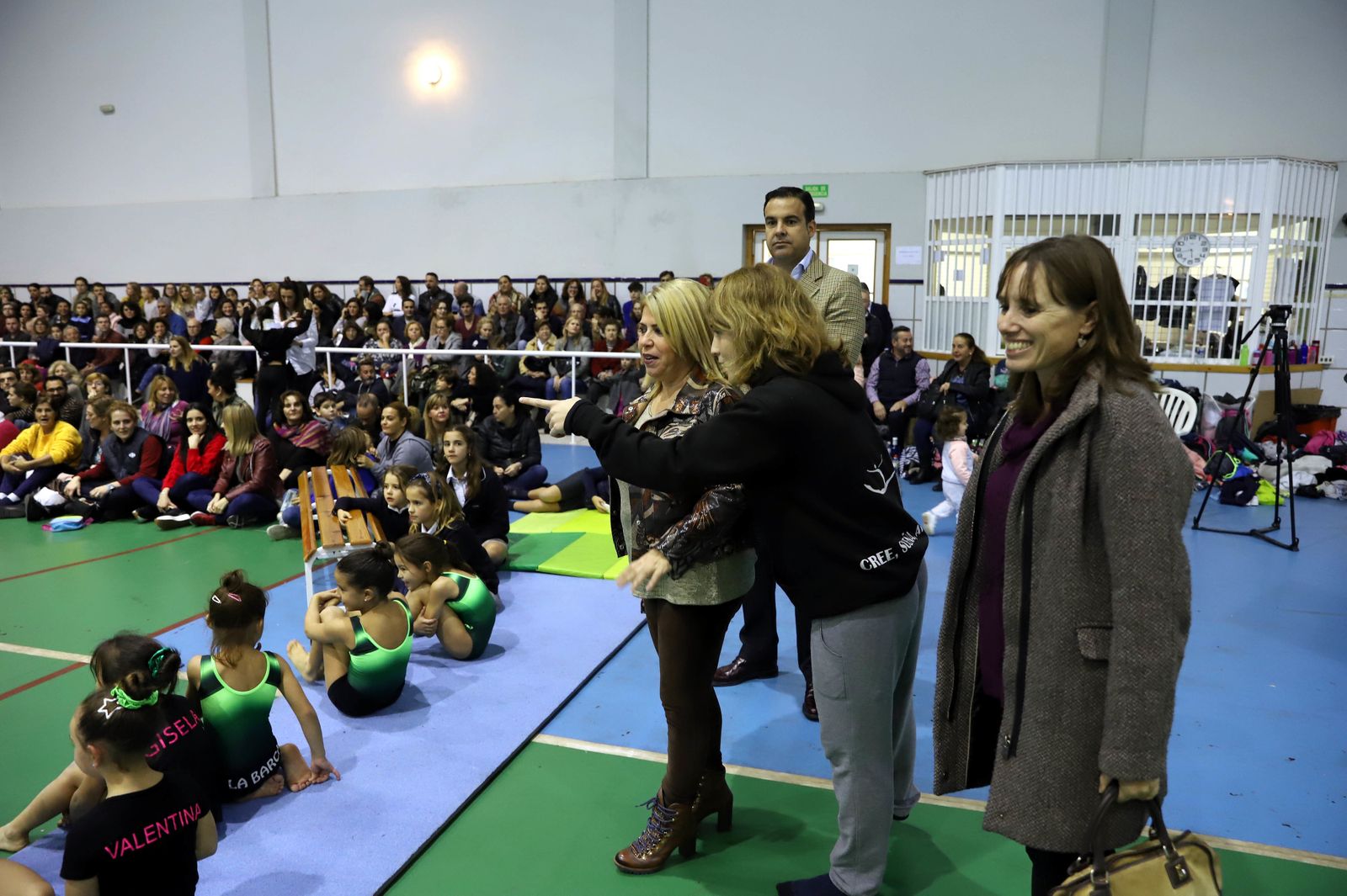 Mamen Sánchez, visitando el Acuña tras la instalación del tapiz de competición de alto nivel.