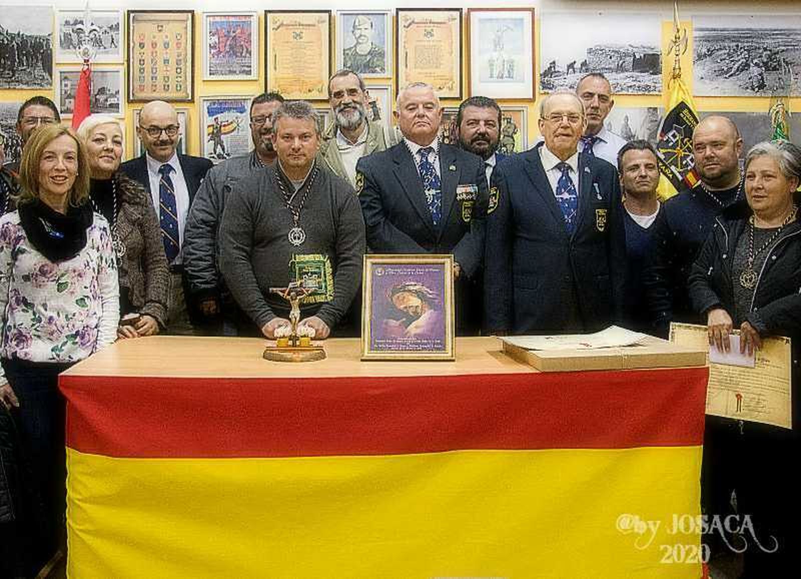 Juntas directivas de ambas hermandades tras el acto de hermanamiento.