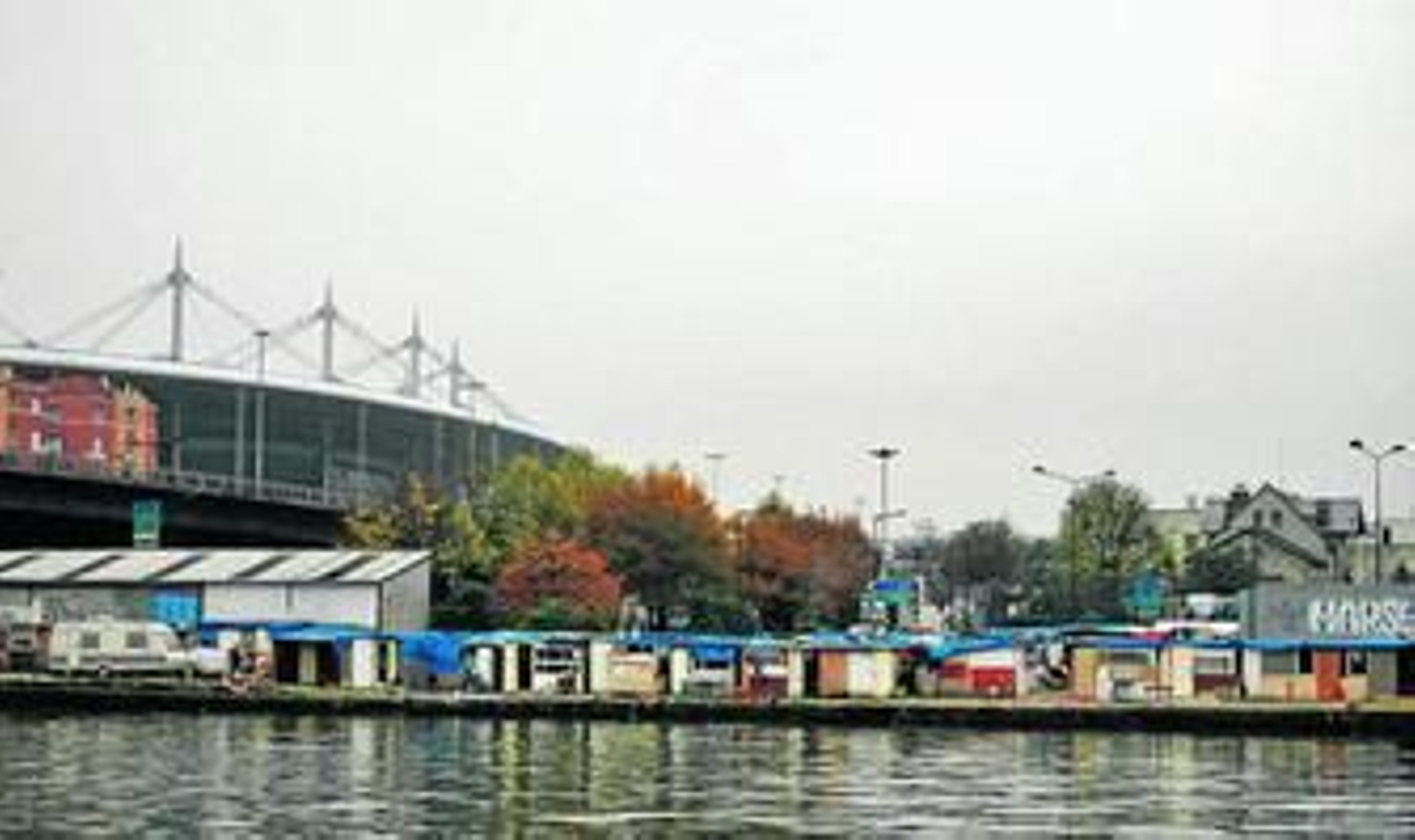 Algunas de las centenares de chabolas que se extienden a la vera del histórico estadio de Saint-Denis en París.