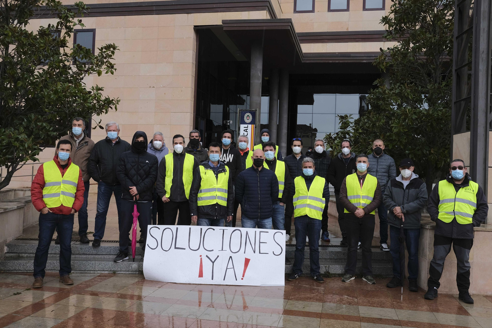 Policías locales concentrados a las puertas de su jefatura.